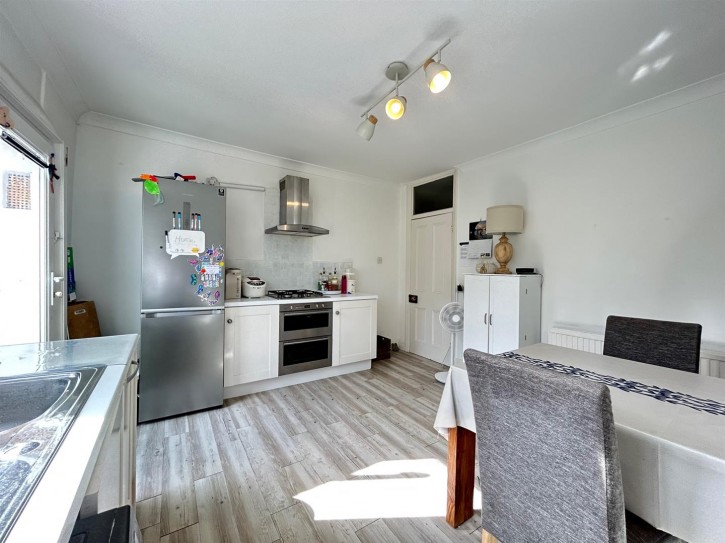 Kitchen 2.jpg