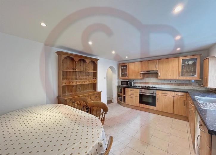 Kitchen 2.jpg