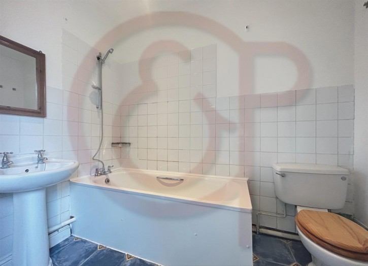 1st bathroom.jpg