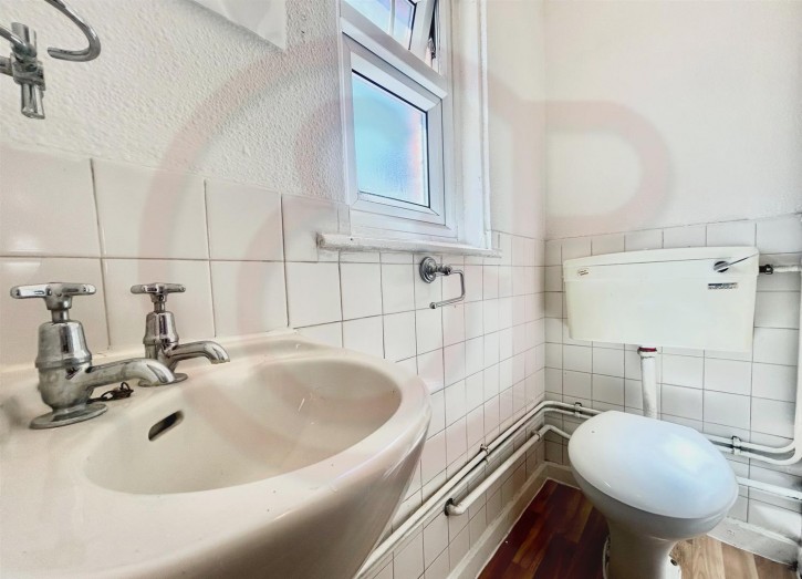 Bathroom 1-2.jpg